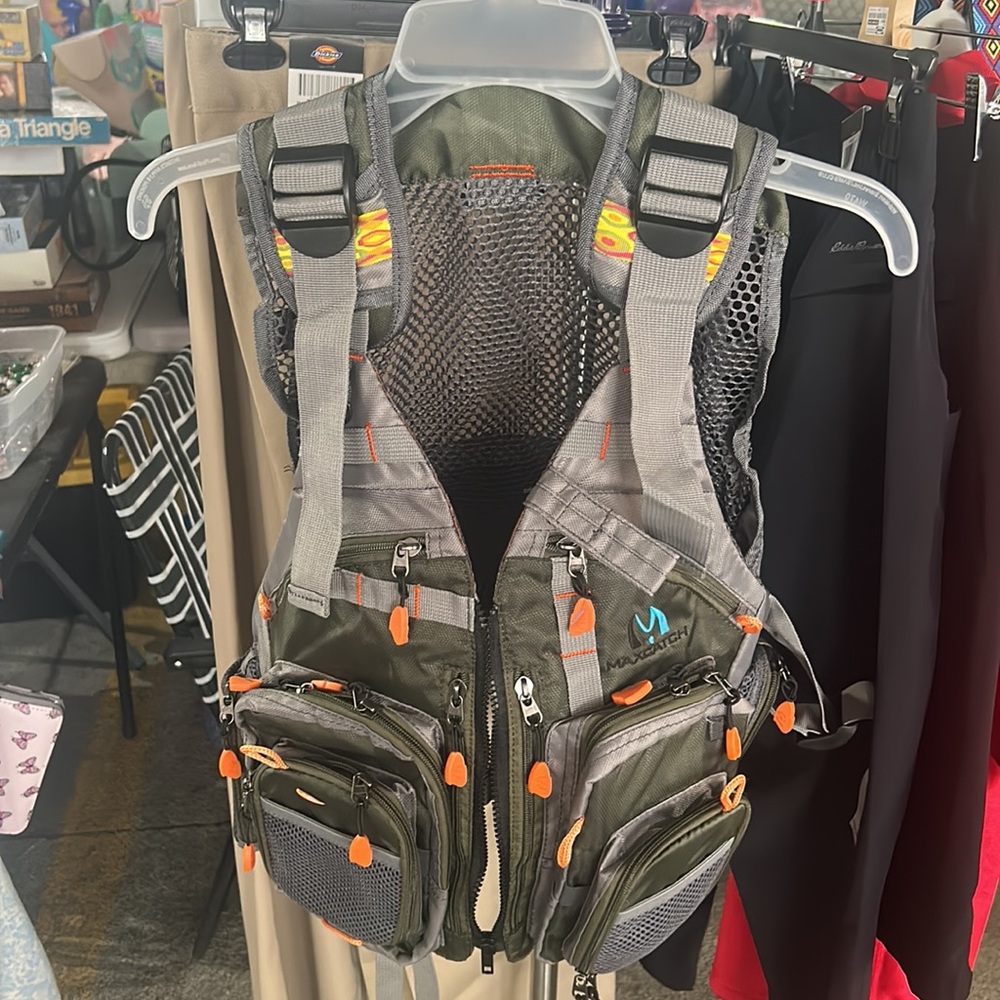 New unisex fishing vest with inside and exterior pockets.